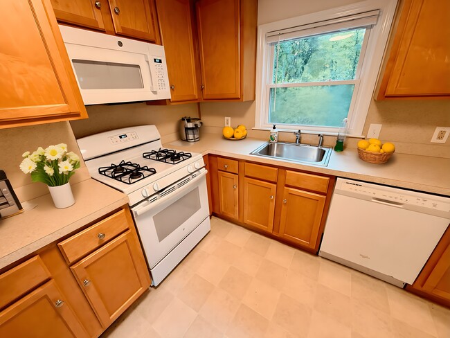 Photo - 8 Crestwood Ln