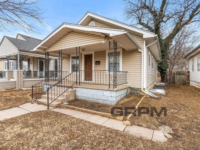 Building Photo - Updated 2 bed 1 bath bungalow