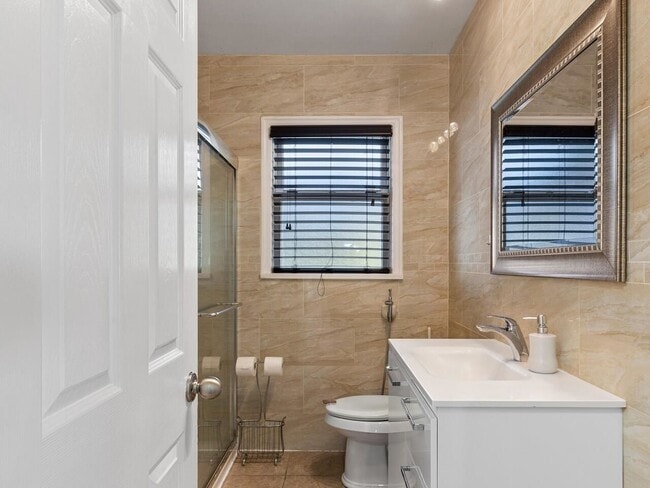 Photo - 1701 Nanaimo St