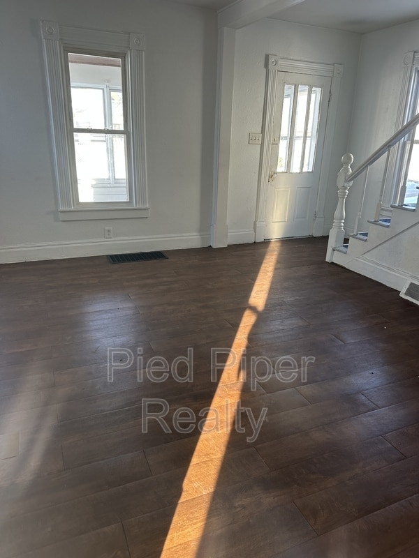 Photo - 425 W American St