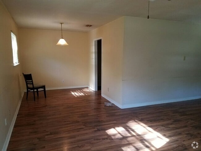 Building Photo - 2 bed 1.5 bath for rent Rental