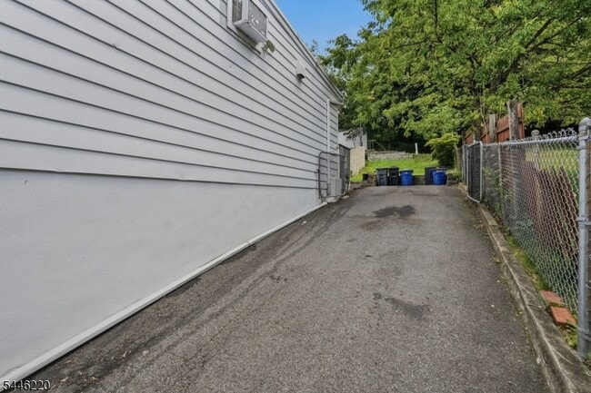 Photo - 137 New St
