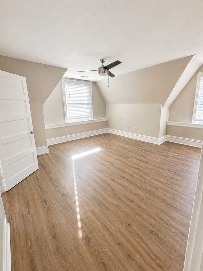 Building Photo - *** Amazing Shadyside Location * Renovated Apartment * Walk to Ellsworth and Walnut * Pet Friendl... Unit 3RD FL