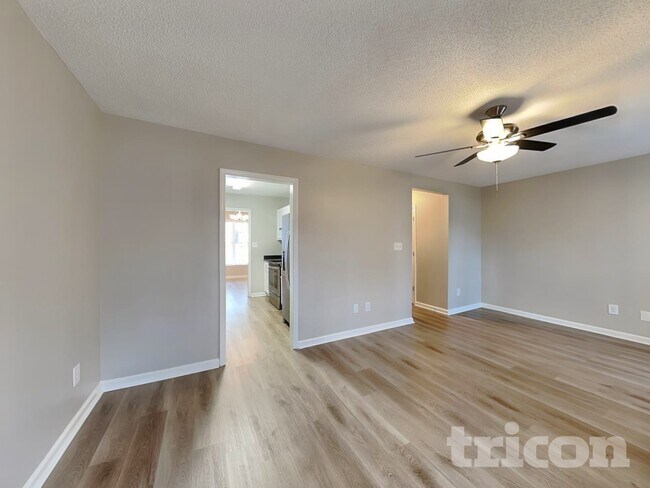 Photo - 4417 Woodlawn Dr