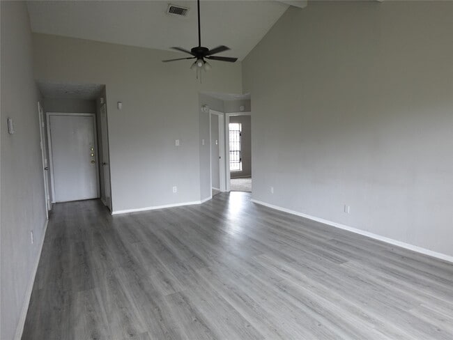 Building Photo - 10811 Thorncliff Dr