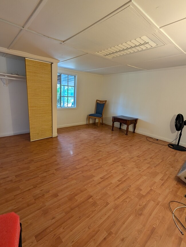 Habitación principal con armario - 7781 Bently Ave Unidad A