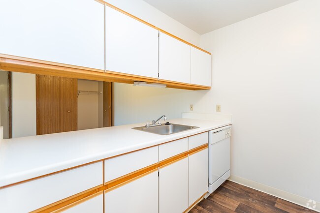 2 BR, 1 BA - 960 SF