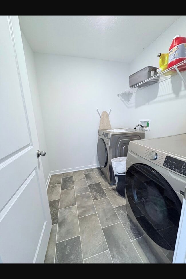 Photo - 382 Trinity Wy E