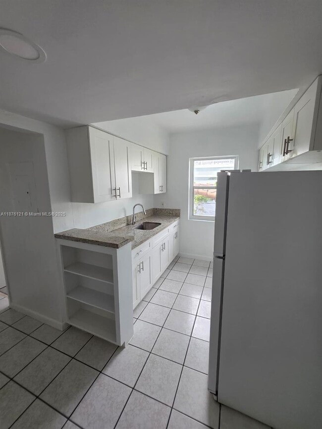 Building Photo - 7610 Dickens Ave Unit 4 Rental