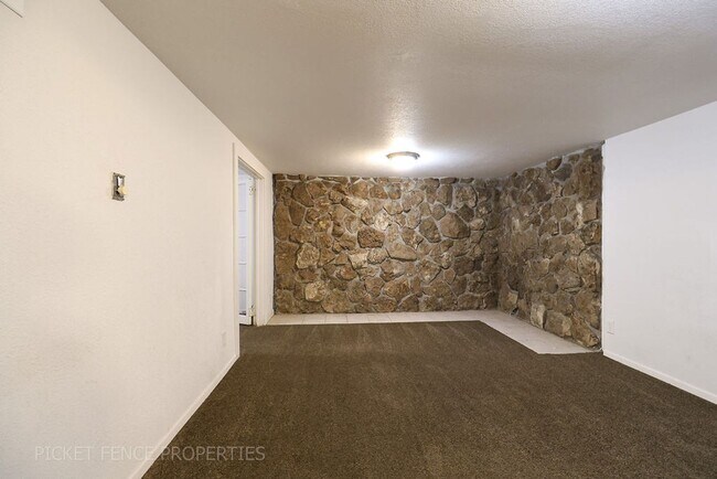 Building Photo - 1215 E 16th St Unit 1215 16th St  2