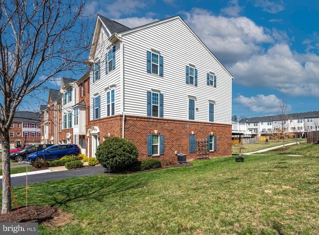 Building Photo - 45946 Grammercy Terrace