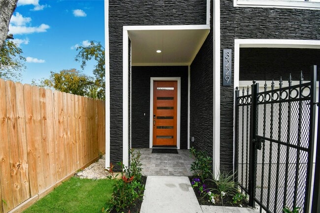 Photo - 3229 Tuam St