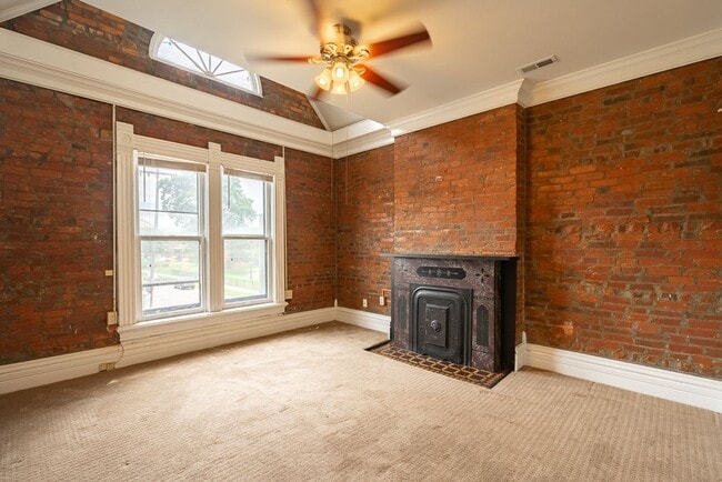 Building Photo - 92 W 5th Ave Unit 92 W. 5th Ave Apt. 201