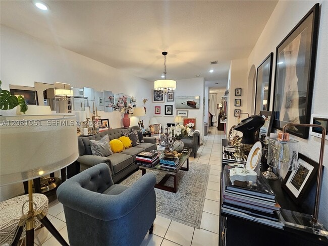 Building Photo - 1661 SE 28th St Unit 105