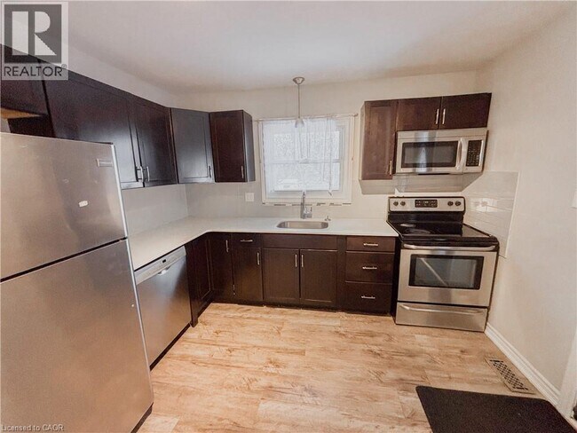 Photo - 122 Weber St S