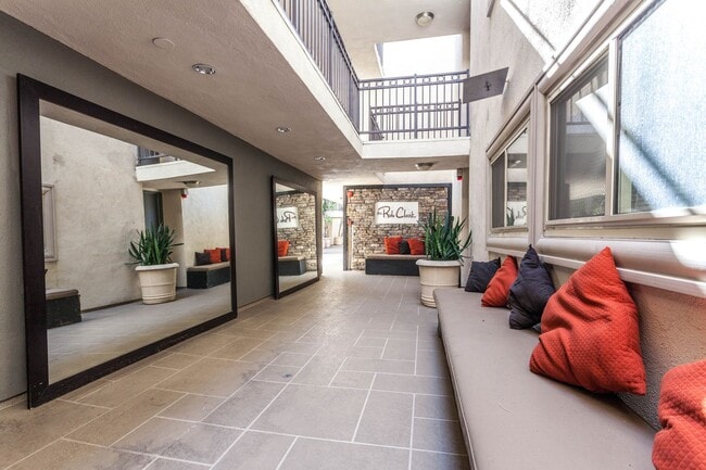 Building Photo - Enjoy one of the most walkable neighborhoods in LA