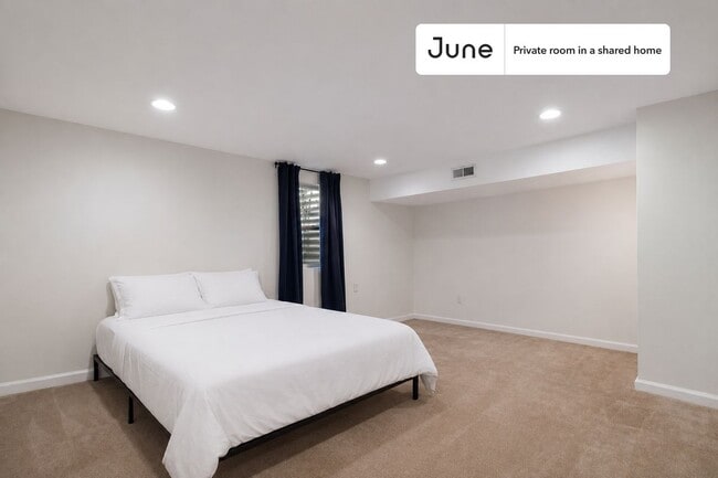 Building Photo - Room in Shared 5 bed/2 bath home in Logan Circle