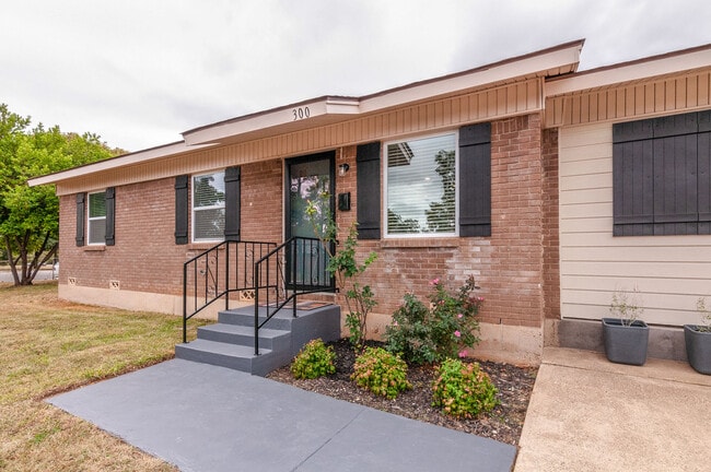 Photo - 300 Ridgecrest Dr