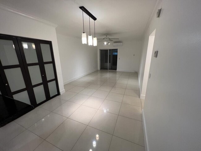 Bright and airy living space - 1560 NE 127th St Unit 113