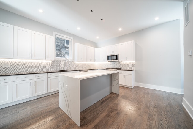 Photo - 556 W 18th St Townhome
