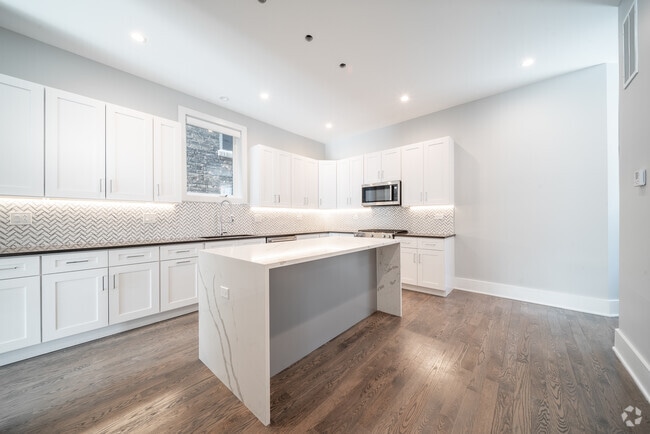 Building Photo - 556 W 18th St Rental