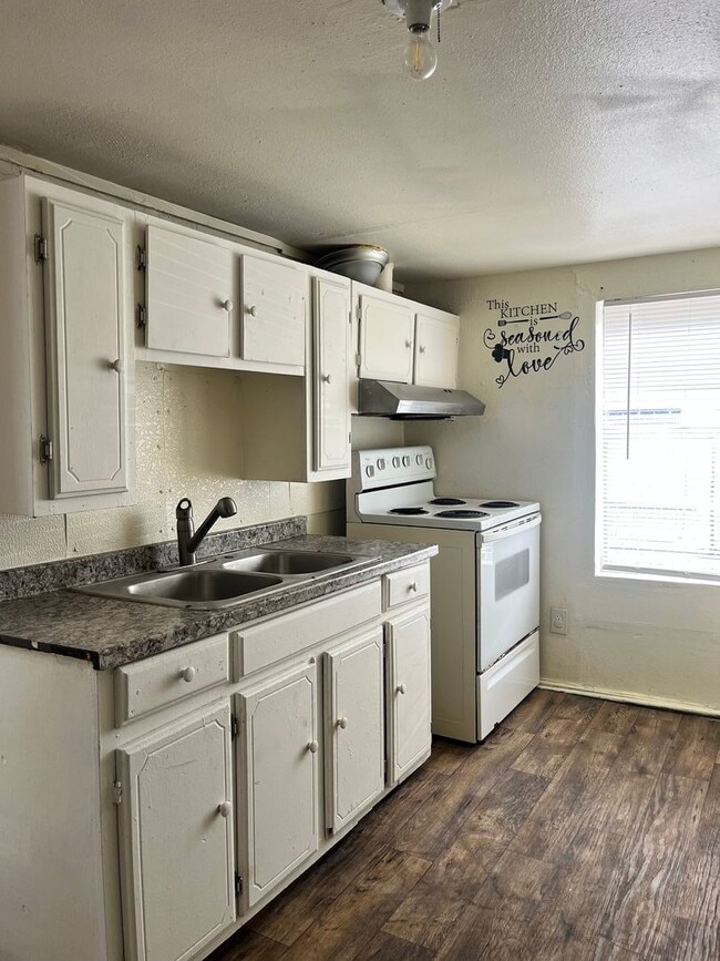 Photo - 3 Bedroom / 1 Bath Home Near Downtown