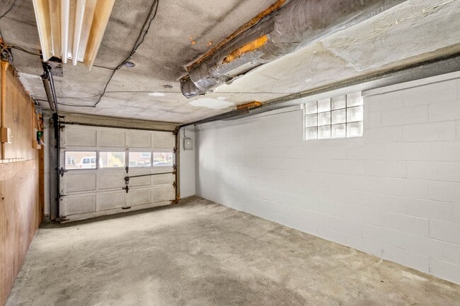 Photo - AVAILABLE FOR AUGUST 7TH!! Don't miss this FANTASTIC 1-bedroom in Penn Hills! Unidad 11130 Frankstown Road - 1st Floor