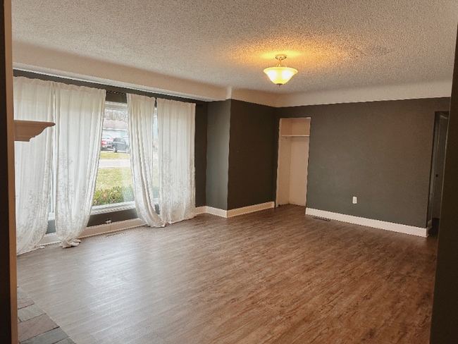 Photo - 671 Crest Ln E