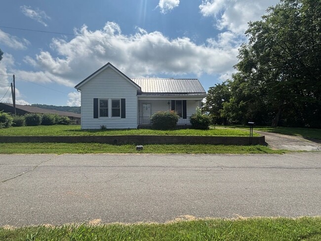 Building Photo - Your perfect 4-bed / 2-beth home in Elizabethton awaits! $2400