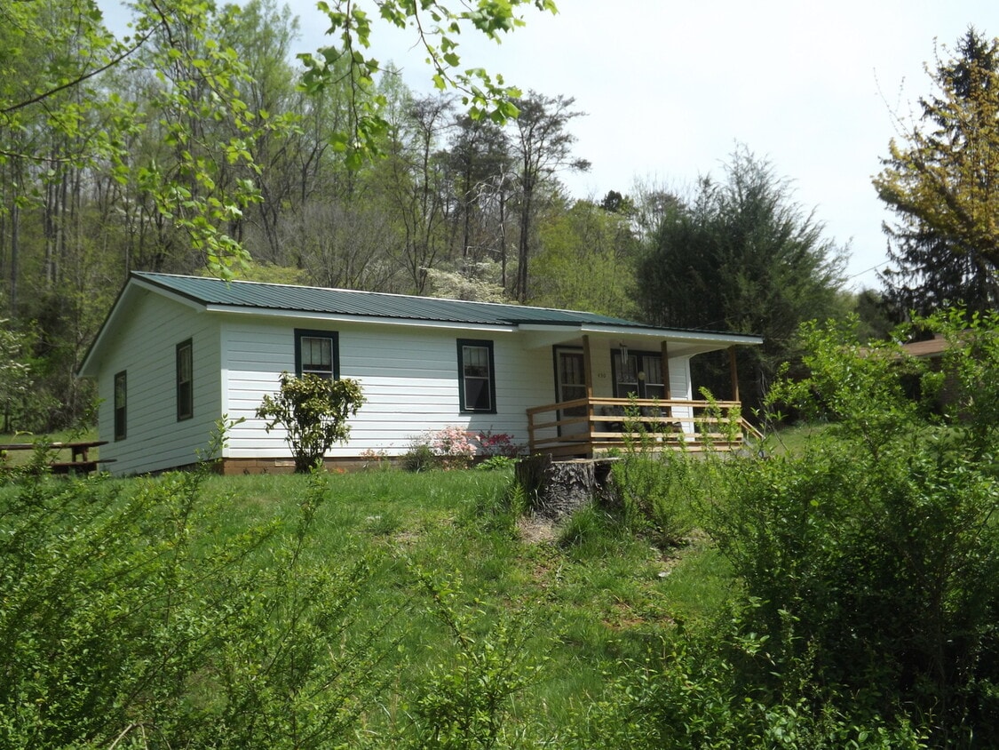 3 Bedroom Home Close to WCU available 8/4/... - 3 Bedroom Home Close to WCU available 8/4/...