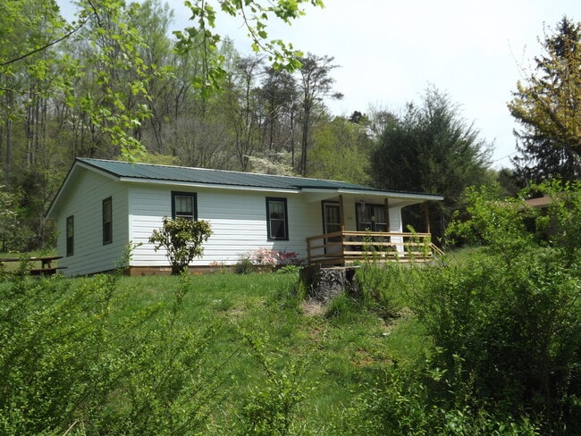 3 Bedroom Home Close to WCU available 8/4/... - 3 Bedroom Home Close to WCU available 8/4/...