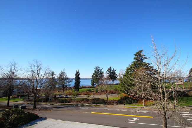 Building Photo - DOWNTOWN KIRKLAND 2 BED, 2.5 BATH HOME FOR RENT W WATER VIEWS!