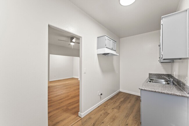 842 W 83rd St Unit 01
