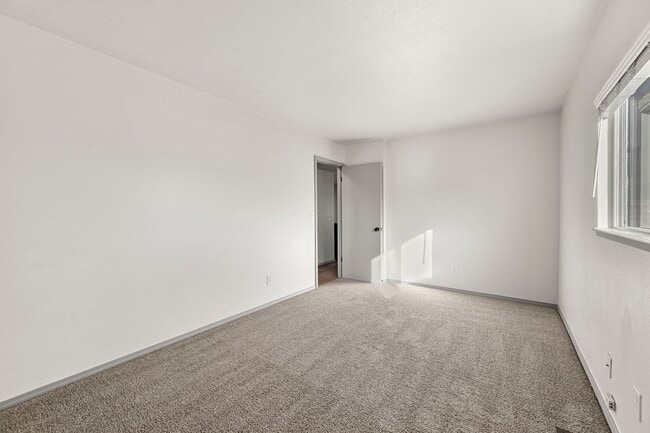 Photo - 330 Putnam Dr