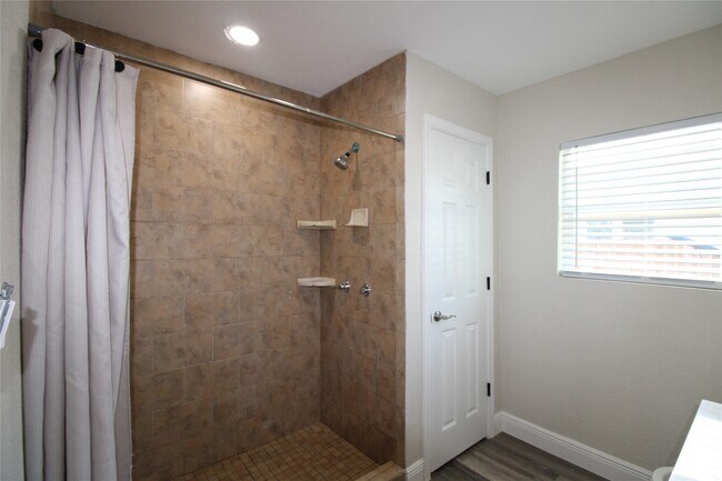 Photo - 6925 Avenue N