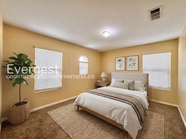 Photo - 5 Bed/3.5 Bath Home with Garage / Vouchers Accepted / Available Now!