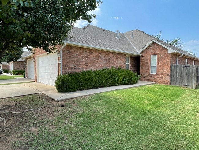 Photo - 3 Bed, 2 Bath in Surrey Hills of Yukon