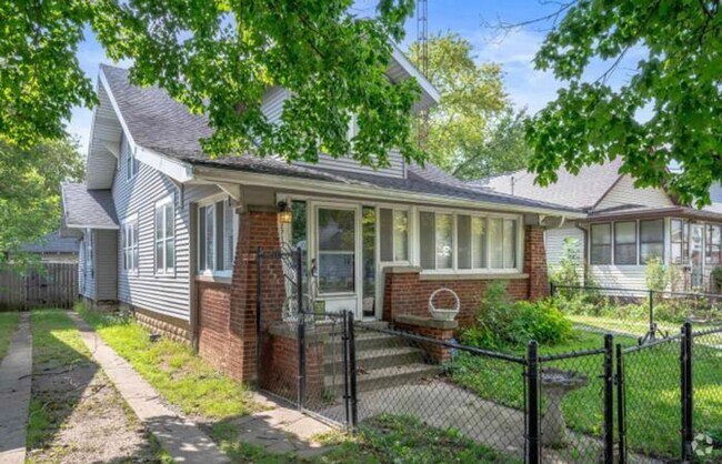 Building Photo - Spacious Home on the Southside