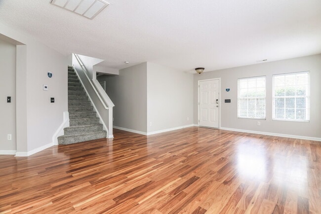 Photo - 124 Georgetowne Dr