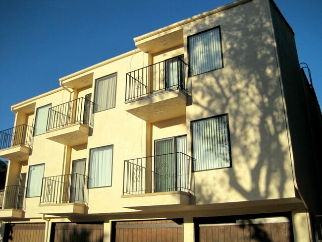 3-Unit Building - 3033 Hollycrest Dr Unit #3