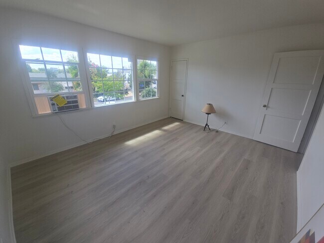 Livingroom - 6336 1/2 Simpson Ave Unit 6336 1/2 Simpson