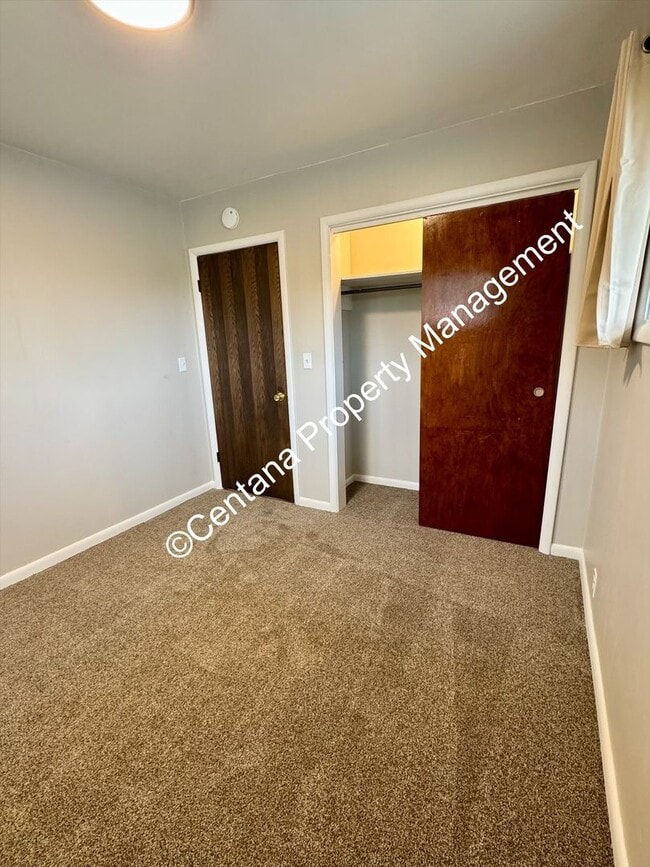 Photo - 400 S Clark St Unit Upstairs