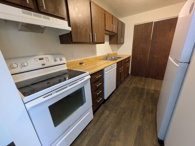 Photo - 1818 School St