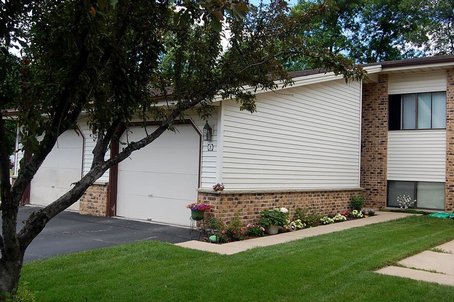 Parkwood Village Townhomes For Rent in Franklin, WI