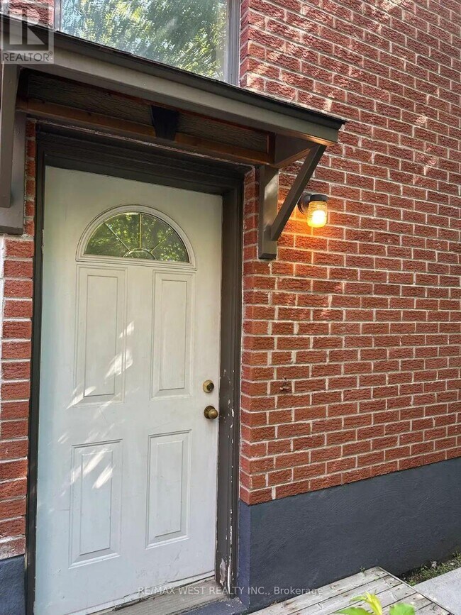Photo - 563 Ossington Ave