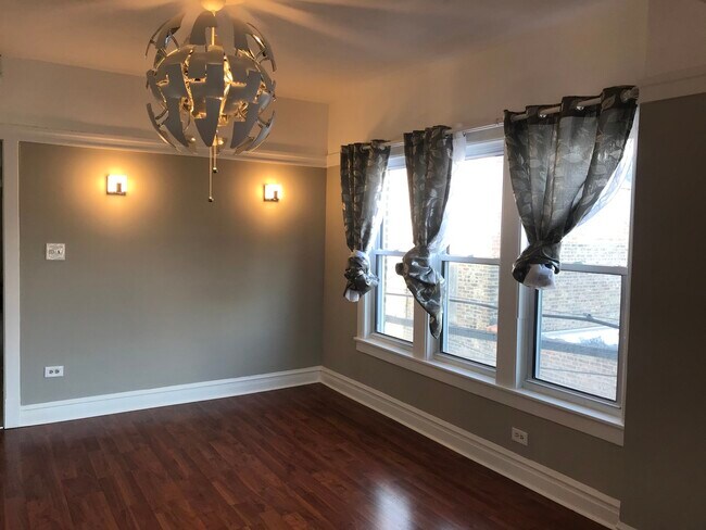 1540 N Hamlin Ave