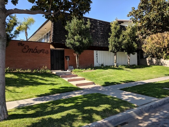 Edificio - Foto exterior - 20425 Anza Ave