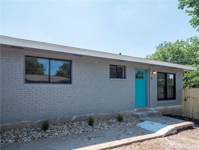 Building Photo - 2524 Glen Springs Way Unit - B