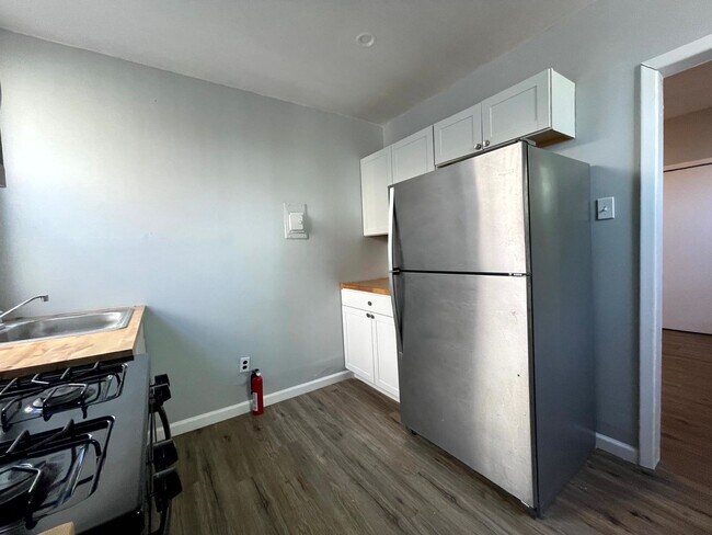 Photo - Bright Strawberry Mansion Apartment Close ... Unit Apt 1