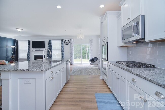 Photo - 1445 Overlea Pl NW